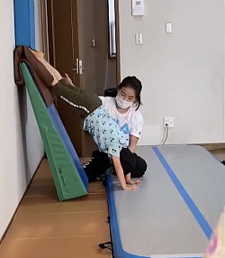 逆立ち　Handstand